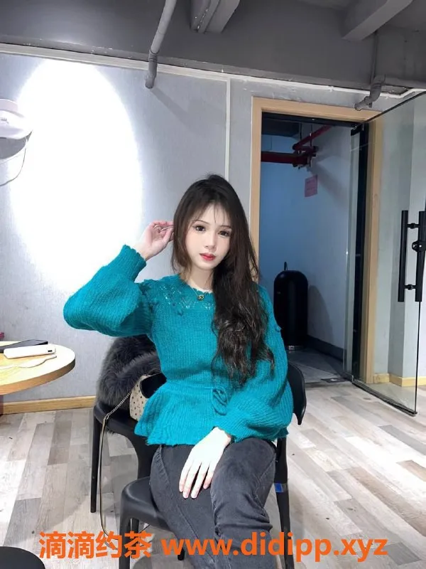 厦门楼凤-嫩妹林可怡，05年，身材诱人，电报预约