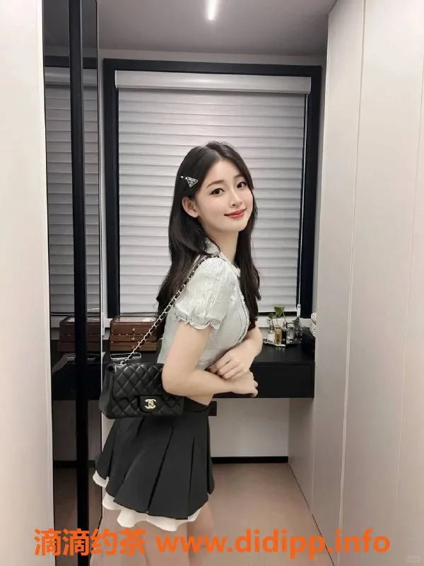 上海楼凤-165cm嫩妹佳佳，1300P享鸳鸯浴与按摩