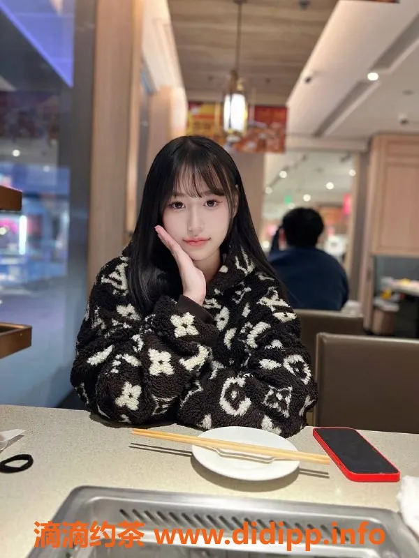 上海楼凤-普陀Jennie，165cm 50kg，预订仅需2000p