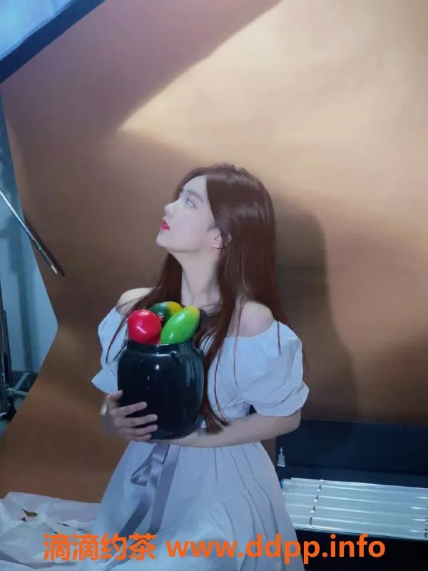 上海楼凤-静安小雪碧，身高163，价格1800p，肤白颜值高！