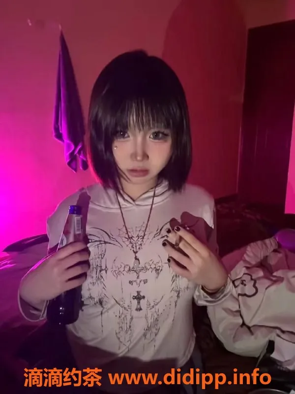 重庆楼凤-老板娘客栈小妹，身高165，34岁，服务热情