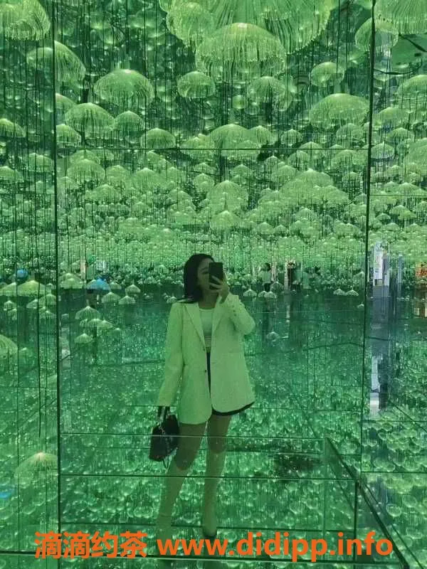 深圳楼凤-宝安苏苏 20岁 161cm 48kg 34C 体验诱惑服务