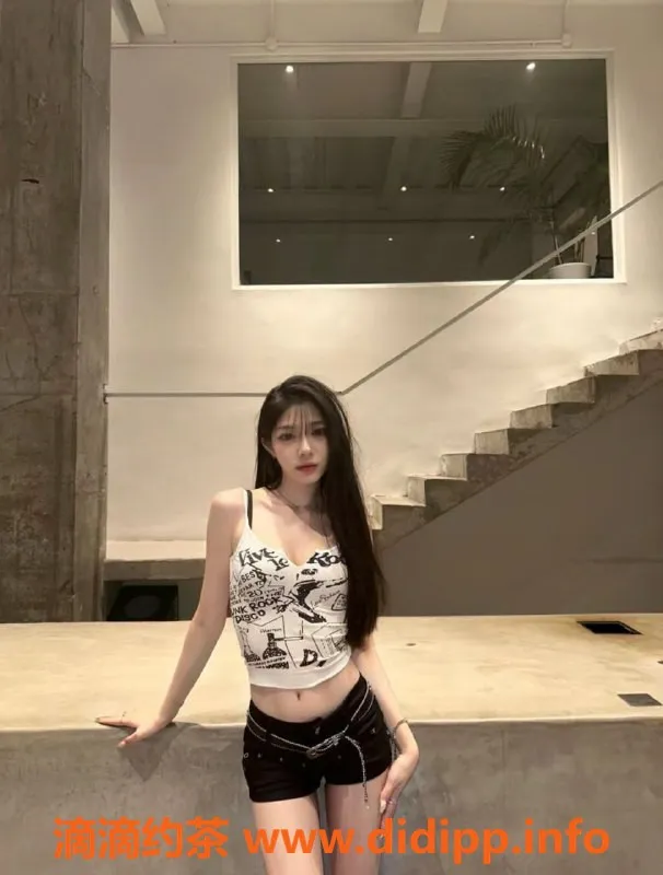 深圳楼凤-深圳坂田馨馨，18岁补习班嫩妹，体验不一样的夜晚！