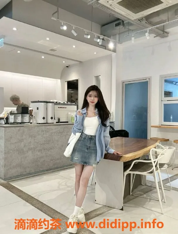 深圳楼凤-深圳坂田馨馨，18岁补习班嫩妹，体验不一样的夜晚！