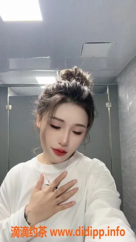 杭州楼凤-果果半套服务抢购！13:00-02:00见面放松！