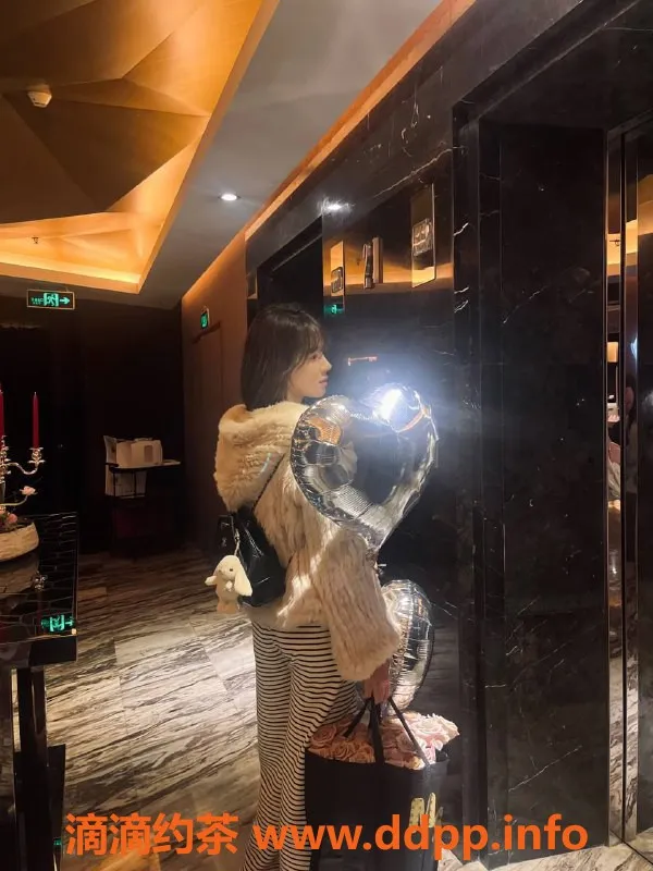 深圳楼凤-南山小狮子，陪浴服务1500起，长腿嫩妹