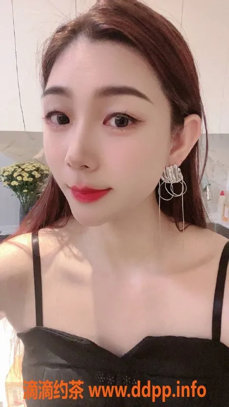 深圳楼凤-龙岗佩佩，身材火辣，800元体验制服丝袜服务