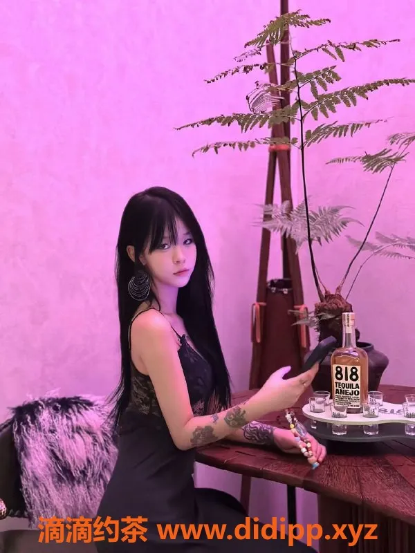 深圳楼凤-龙华芊芊，900元舌吻、六九服务等你来体验