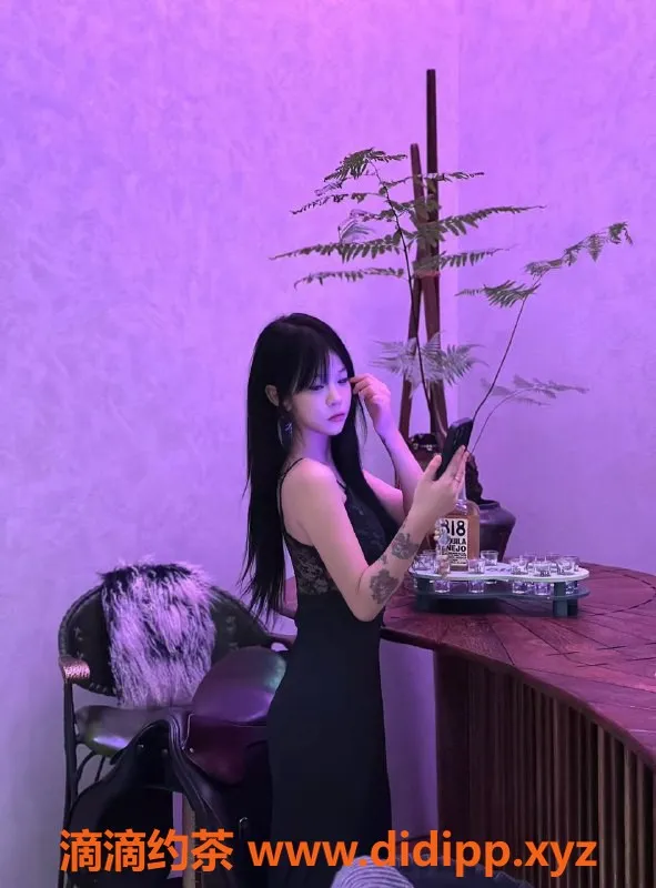 深圳楼凤-龙华芊芊，900元舌吻、六九服务等你来体验