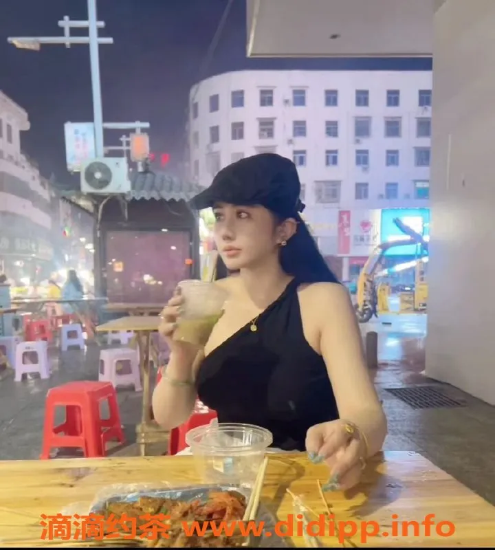 上海楼凤资源信息,上海徐汇小阿色，24岁D罩杯，164身高，服务热情