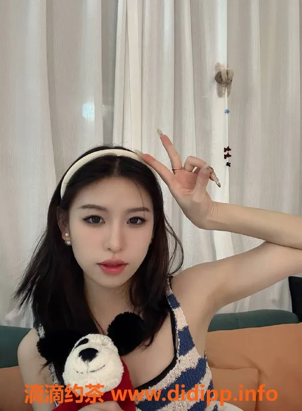 深圳楼凤-龙华林林，性感制服丝袜服务，1200元起