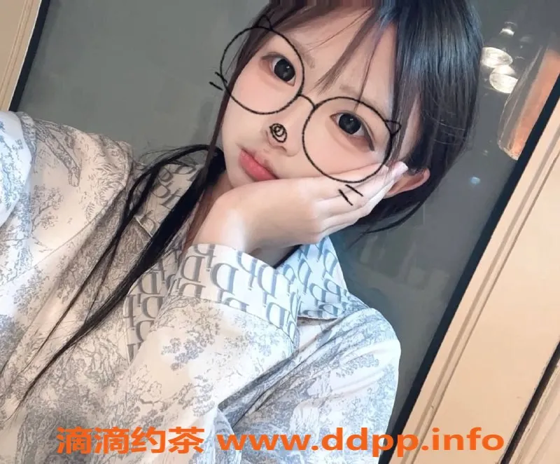 成都楼凤-成华区18岁巧妙萝莉，身高158，微胖A奶，陪洗甜蜜