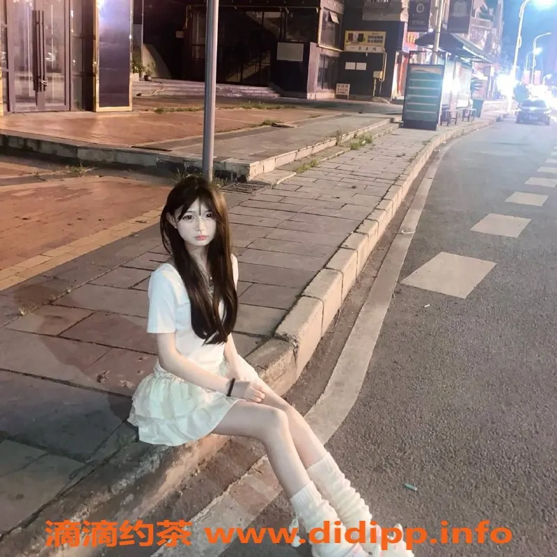 成都楼凤-成华区18岁巧妙萝莉，身高158，微胖A奶，陪洗甜蜜