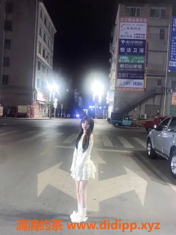 成都楼凤资源信息,成华区18岁巧妙萝莉，身高158，微胖A奶，陪洗甜蜜