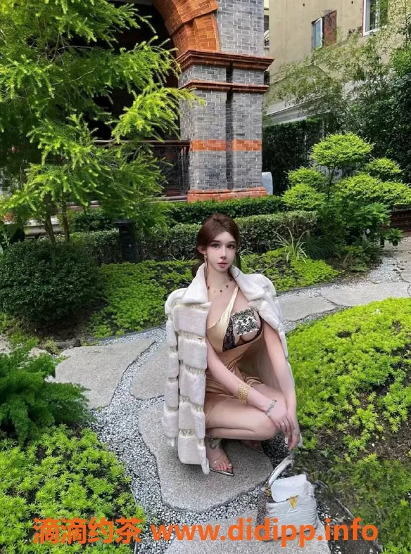 广州楼凤-天河卡琳娜：20P大胸御姐等你来约