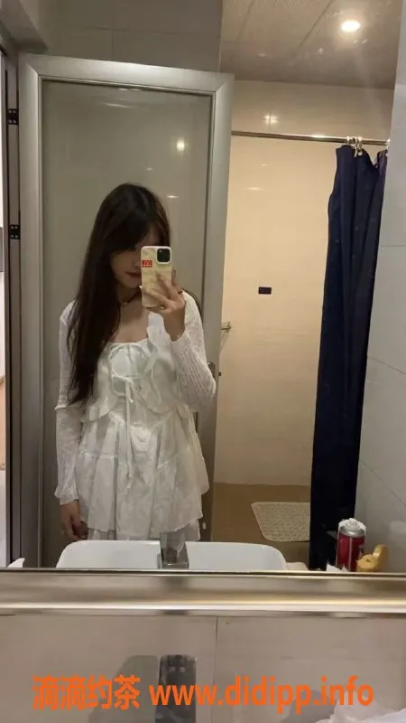 广州楼凤-广州市18岁小曦月，600元多重服务等你来体验