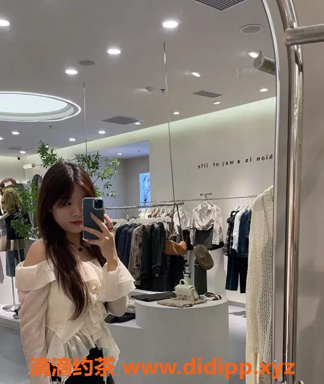 广州楼凤-广州市18岁小曦月，600元多重服务等你来体验