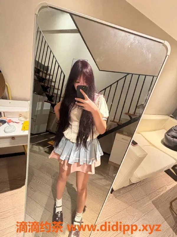 成都楼凤-成都18岁匀称嫩妹诗诗，500元包夜2300元