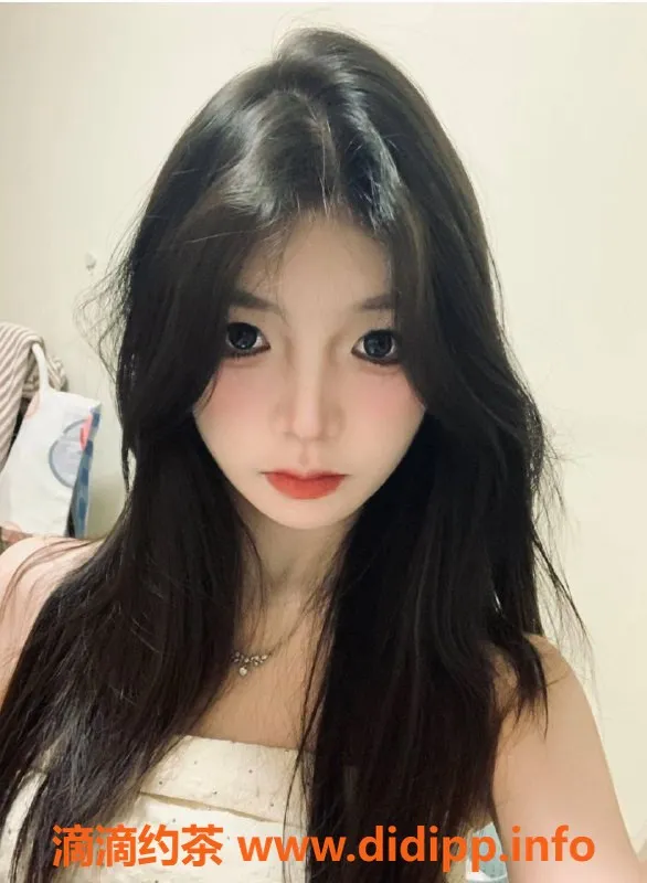 深圳楼凤-龙华晴晴：1300元舌吻服务，制服丝袜玩得嗨