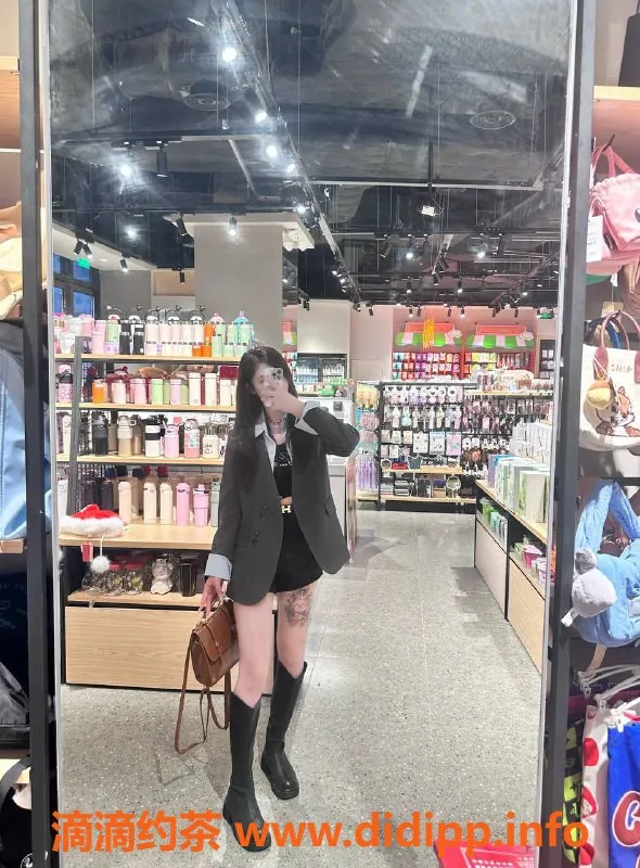 广州楼凤-佛山嫩妹沐沐，700p长腿服务等你来享