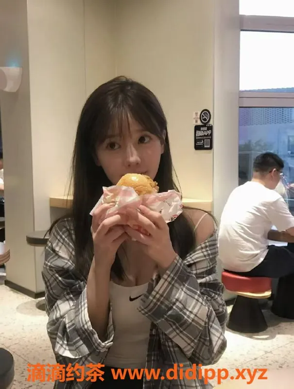 深圳楼凤-龙岗在校大学生Zz周，足交服务1600起