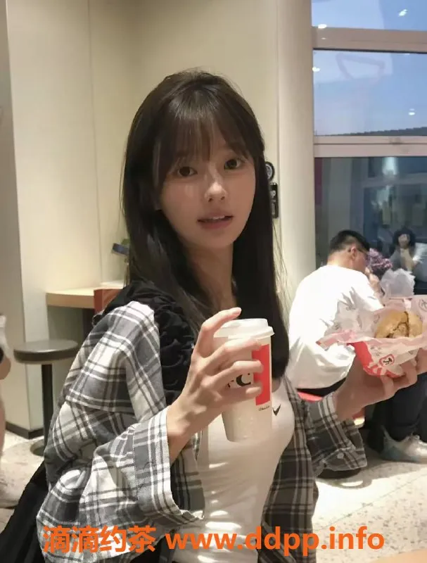 深圳楼凤-龙岗在校大学生Zz周，足交服务1600起