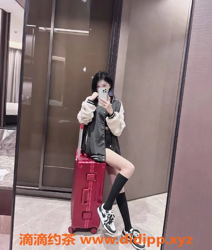 深圳楼凤-龙华薇薇 1000元体验制服丝袜服务