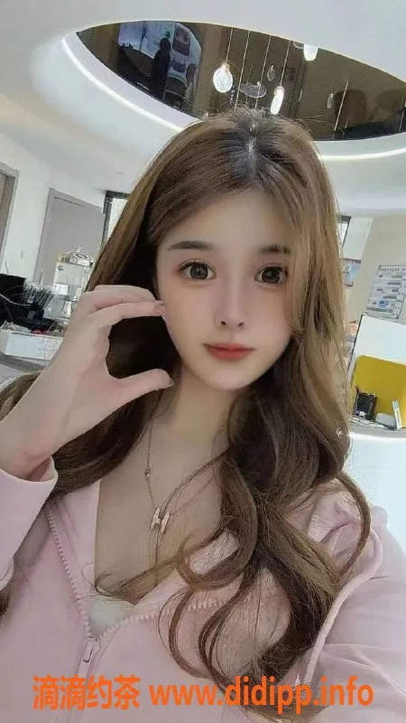 杭州楼凤-滨江区小黄，168cm大胸，1200起陪浴服务