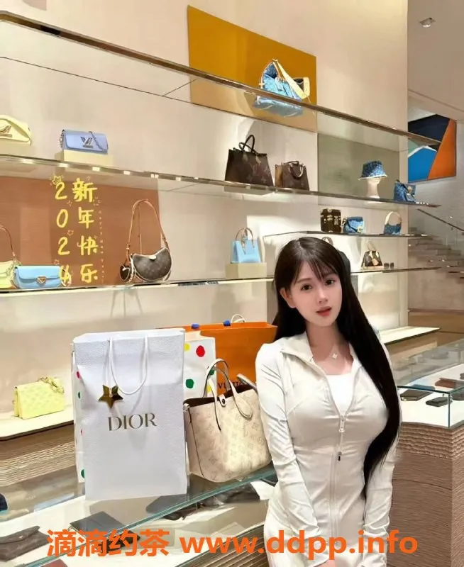 杭州楼凤-滨江区小黄，168cm大胸，1200起陪浴服务