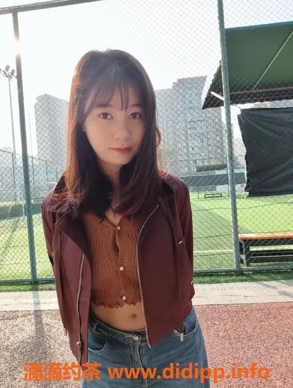 成都楼凤-成都18岁嫩妹晓晓，100斤巨乳，400元体验