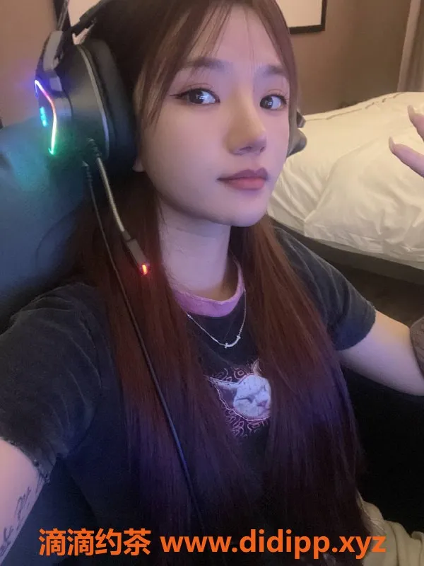 广州楼凤-海珠嫩妹小蔓，水费800p，双飞体验等你来！