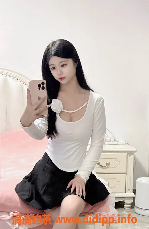 杭州楼凤-上城区大胸大学生甜甜，44斤巨乳尽享1000p服务