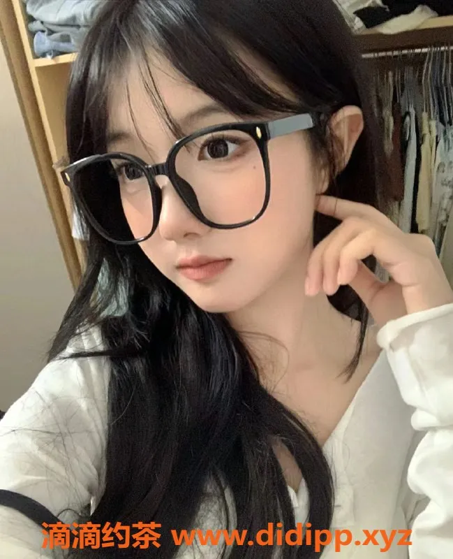 深圳楼凤-龙华区小新，18岁C胸少女，超值服务！