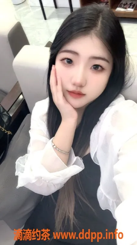 武汉楼凤-光谷新人糖宝：165cm，52kg，陪浴调情，600元起