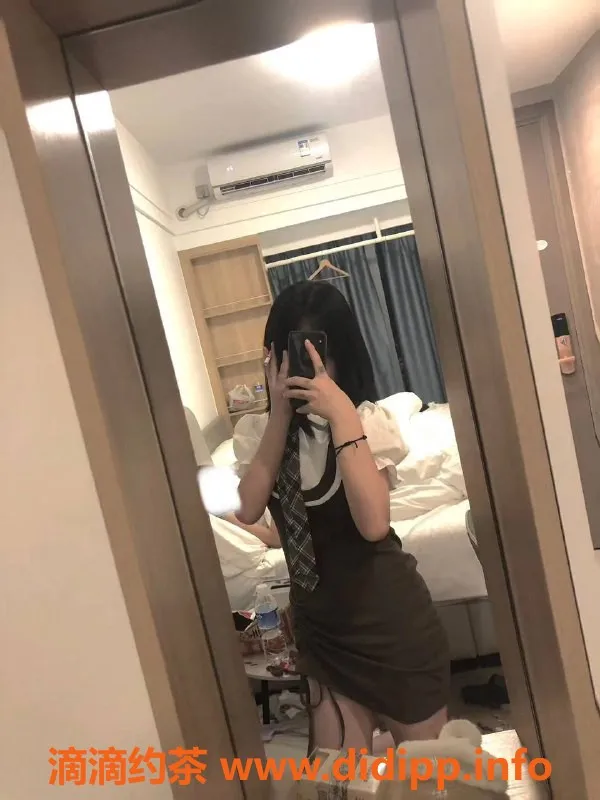 深圳楼凤资源信息,龙华18岁童颜巨乳美女，身高160，体重50