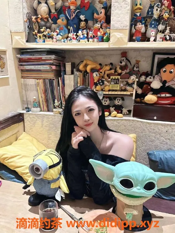 深圳楼凤-深圳小不点18岁，163cm甜美乖巧，1500p尽享鸳鸯浴