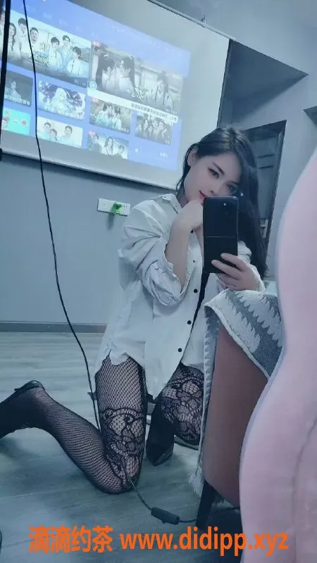 武汉楼凤-徐冬冬27岁168cm正宗莞式服务，105斤气质女