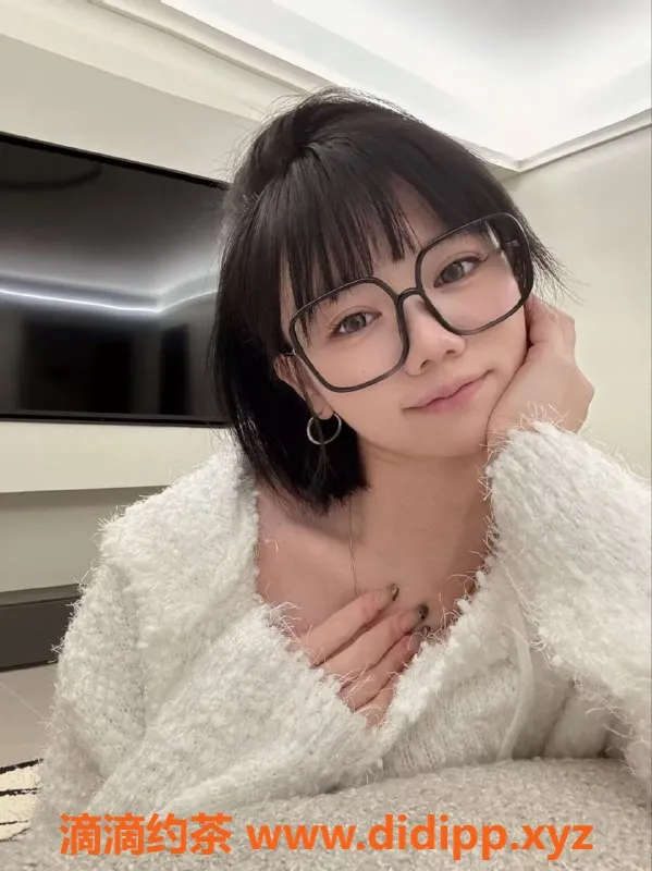 广州楼凤-露露 25岁 165cm身高 52kg 36D提供多种服务