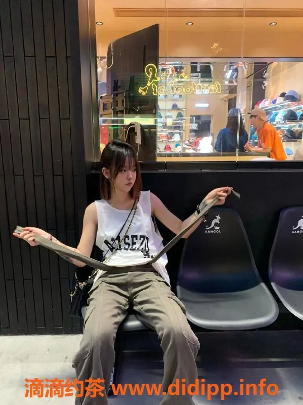 广州上门服务-白云区新人佳佳，超白肤色165cm，18岁上门服务