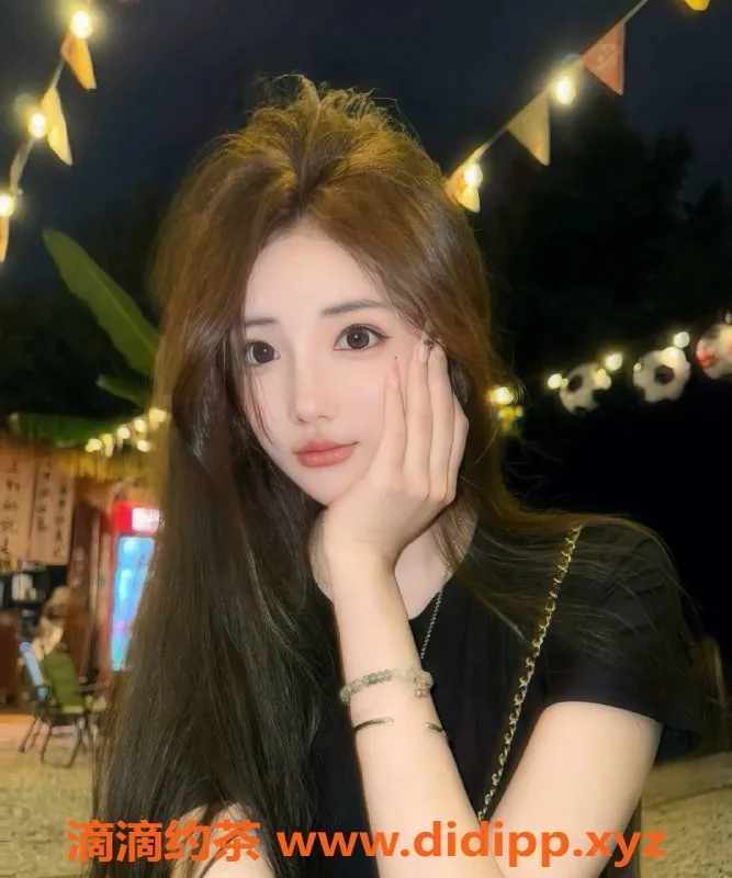 深圳楼凤-依依，深圳龙华，1300起，舌吻、角色扮演体验