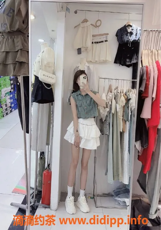 深圳楼凤-龙华若曦，18岁C杯美娃，私约899起