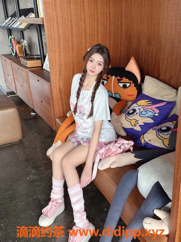 深圳楼凤-南山19岁艺名怡菲，160cm 46kg B+身材，课费1200起