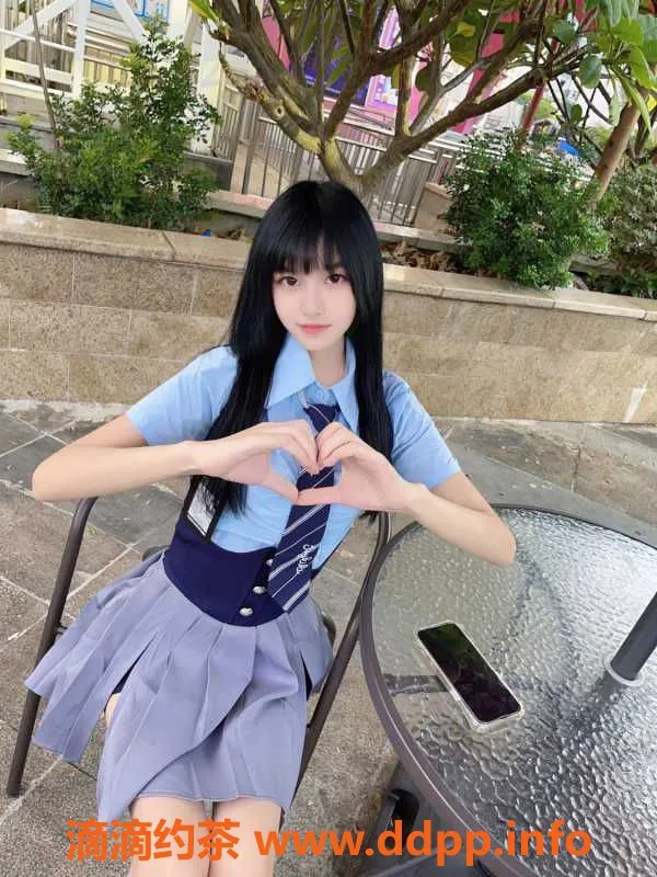 广州楼凤-19岁在读大学生菲菲，168cm, 36C，500元一次