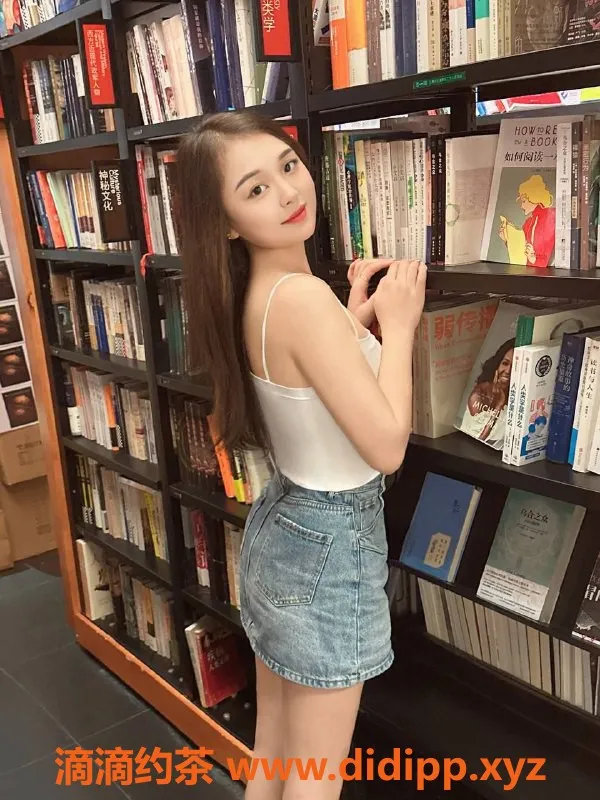 深圳楼凤资源信息,龙华区豆芽菜，700元可Kiss服务