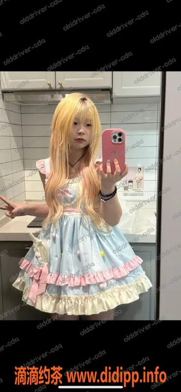 成都楼凤-青羊区小秋，18岁，46kg，600p提供情趣服务