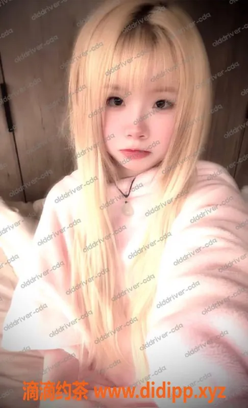 成都楼凤-青羊区小秋，18岁，46kg，600p提供情趣服务