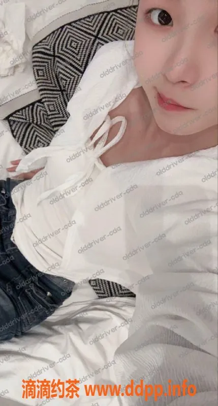 成都楼凤-锦江区微微，19岁C罩杯美女，700P享制服丝袜服务