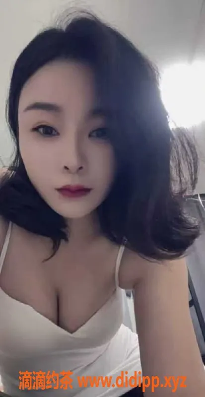 深圳楼凤-龙华兔子，26岁性感美女，满足你的幻想！