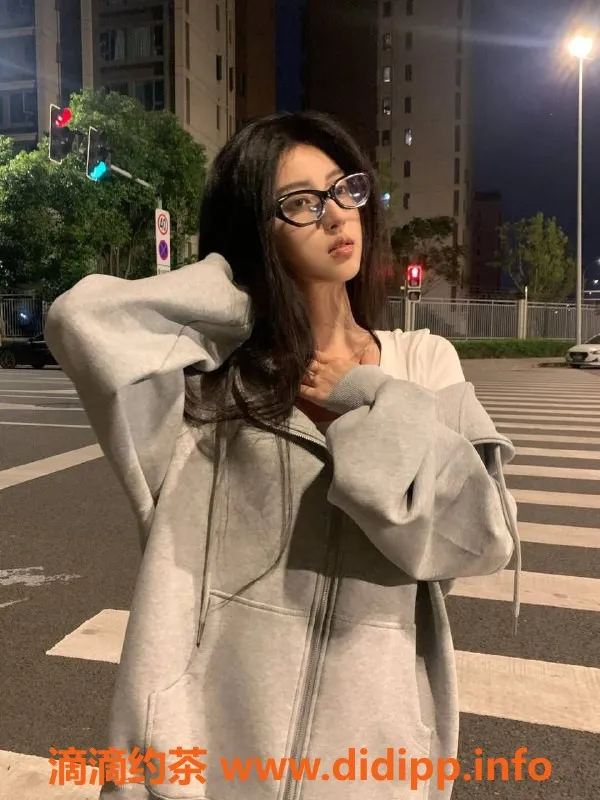 杭州楼凤-温柔清纯的大学妹，165cm身高，价格1500元起