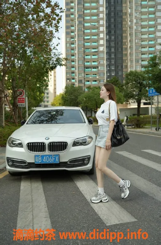 深圳楼凤-深圳龙华豆芽菜，22岁166cm，千元内超值服务